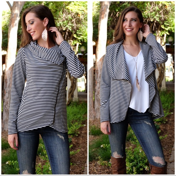 ✨RESTOCKED✨Black and White Striped ZIP Up Cardigan - Picture 2 of 3